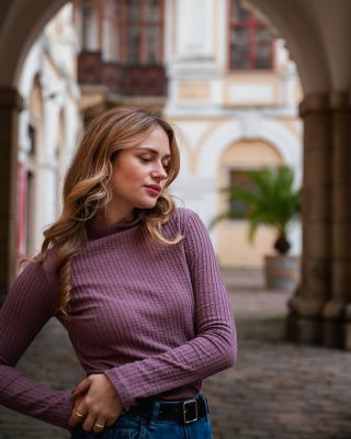 Tentokrát jsem sáhla po téhle krásné látce v ještě ojedinělejší barvě a tak jsem z ní ušila tričko se stojáčkem ve...